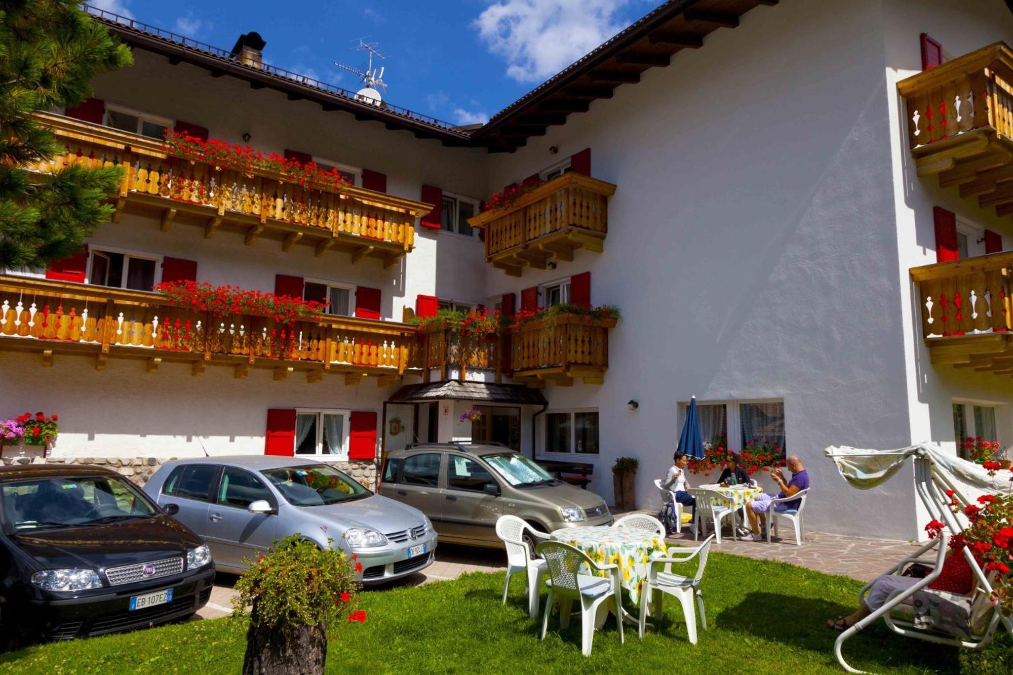 Garni Tyrolia Hotell Campitello di Fassa Eksteriør bilde